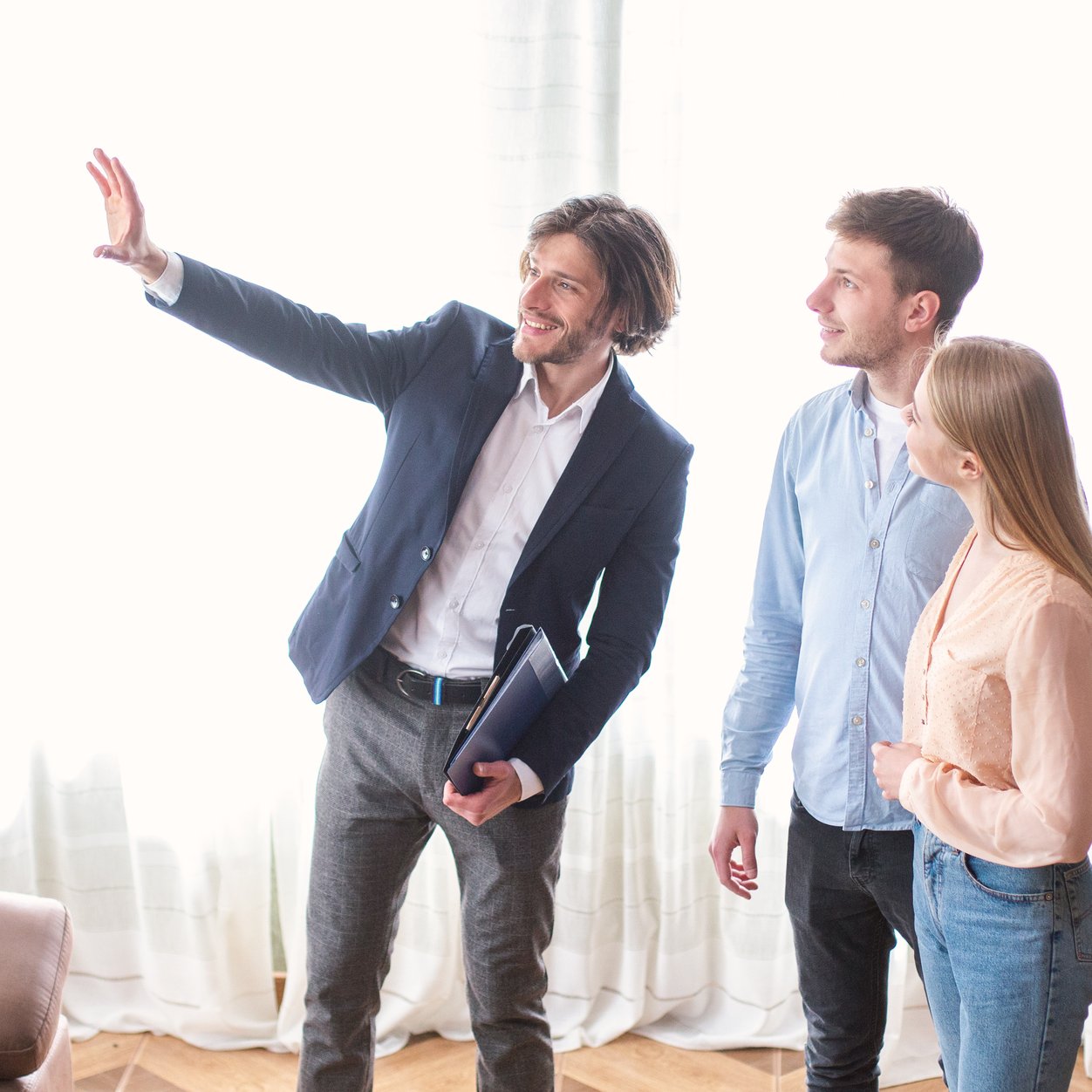 Millennial couple with real estate agent visiting house for sale Gestion locative Paris - Prestige investissement